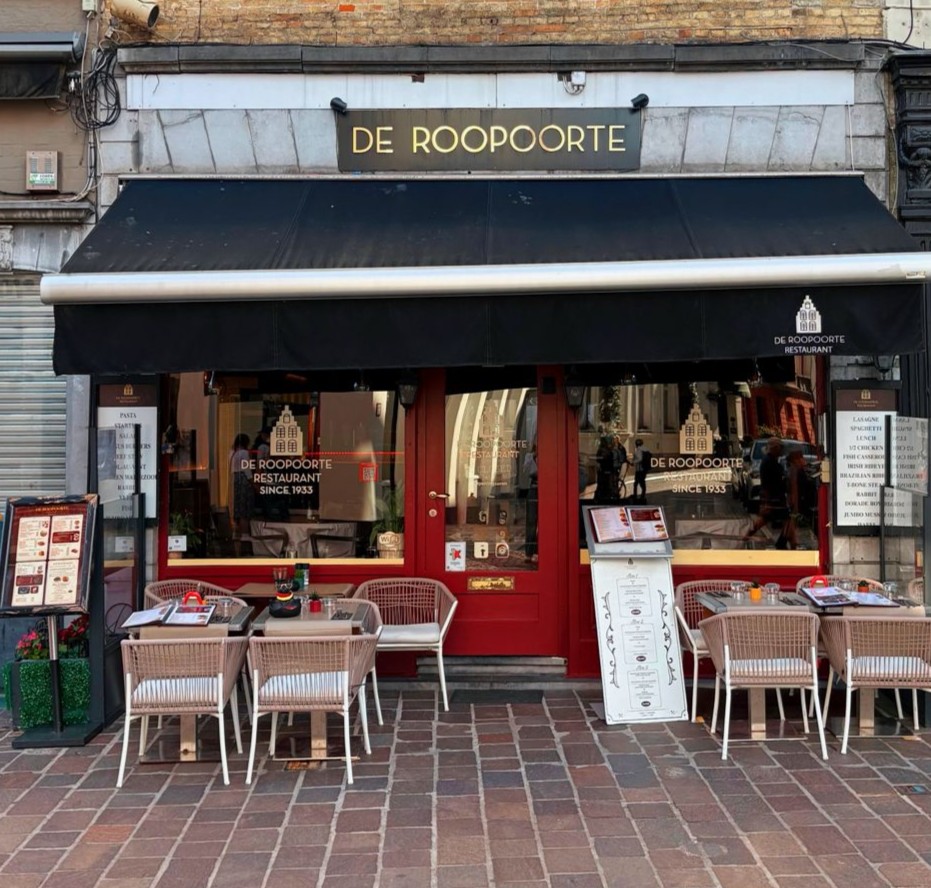 Voorgevel en terras van De Roopoorte